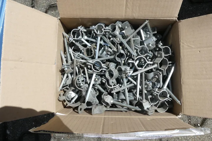 Karton mit Rohrschellen